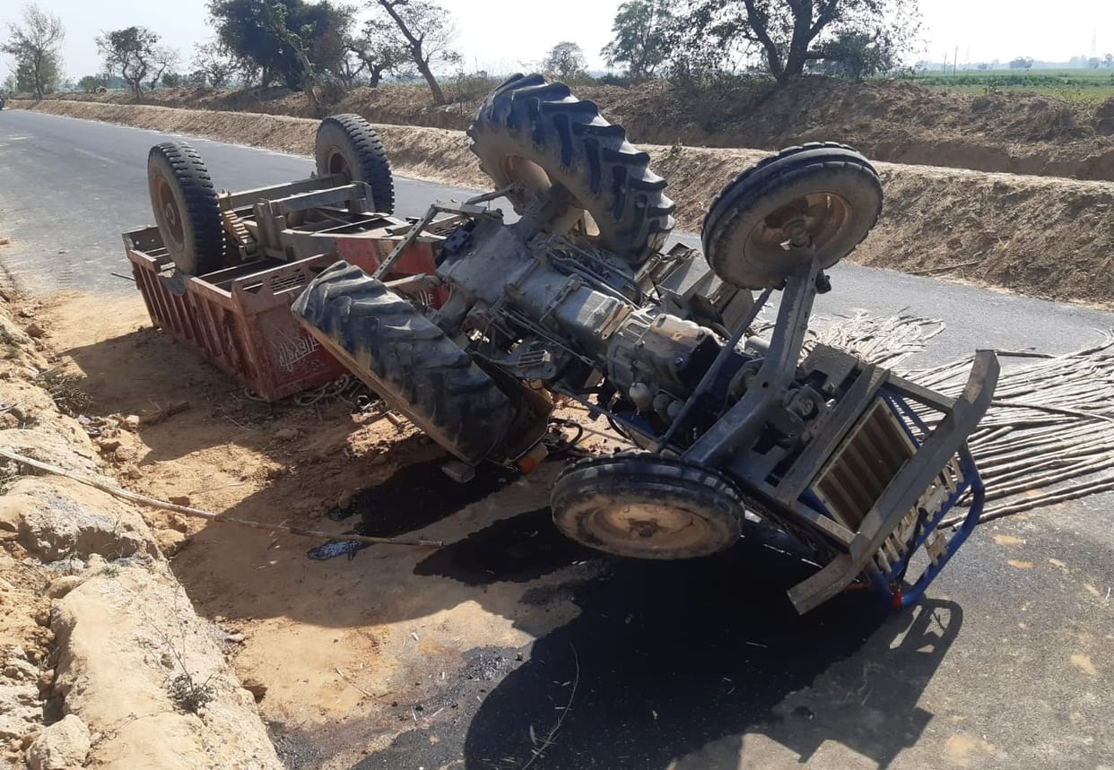 Uncontrolled tractor-trolley overturns, dead driver dies