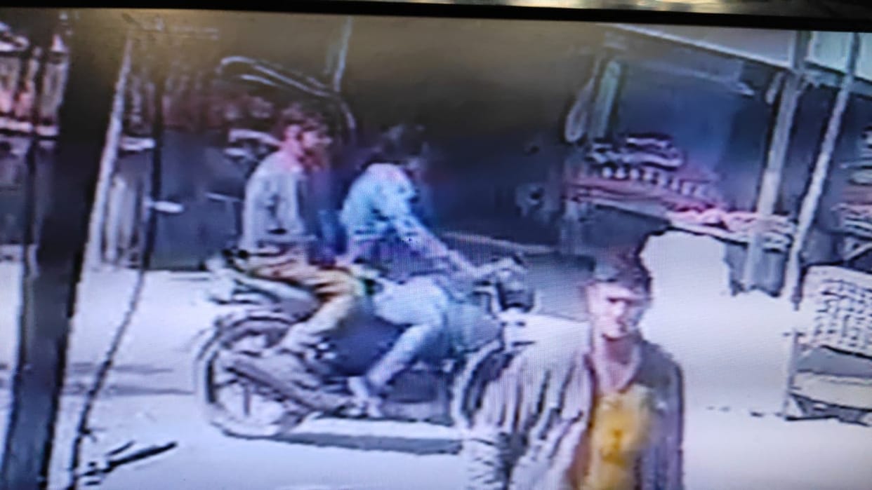 Gold chain robbed from two women