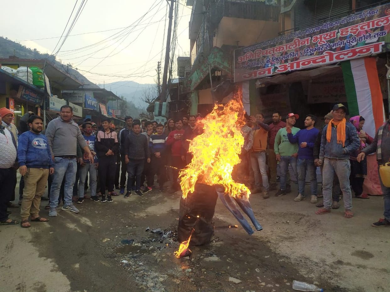 Ghat agitators burnt effigy of police
