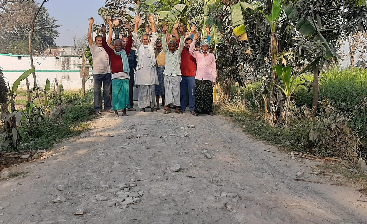 Demonstrated protest against bad road