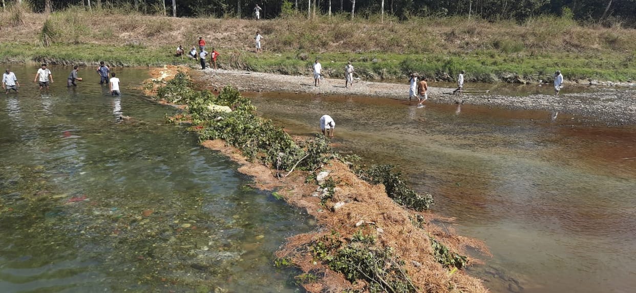 Farmers open water gate in East Yamuna Canal to Rajbahe