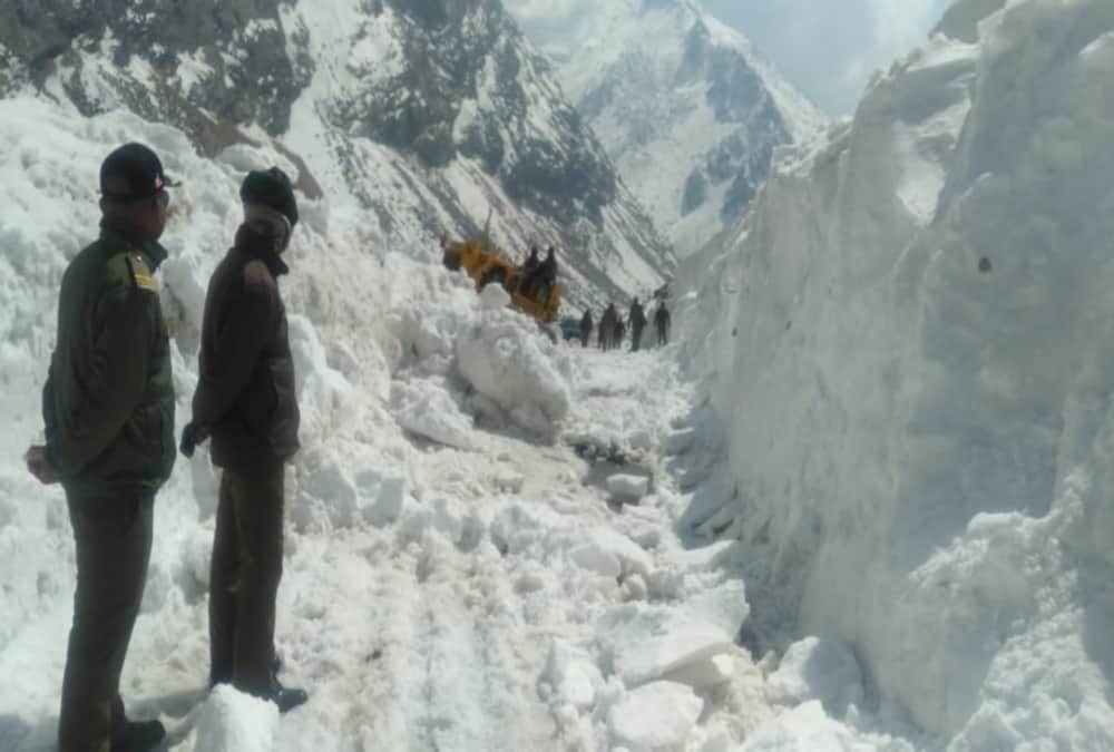 Uttarakhand Weather News: BRO Team Removing Snow From India China Border Photos