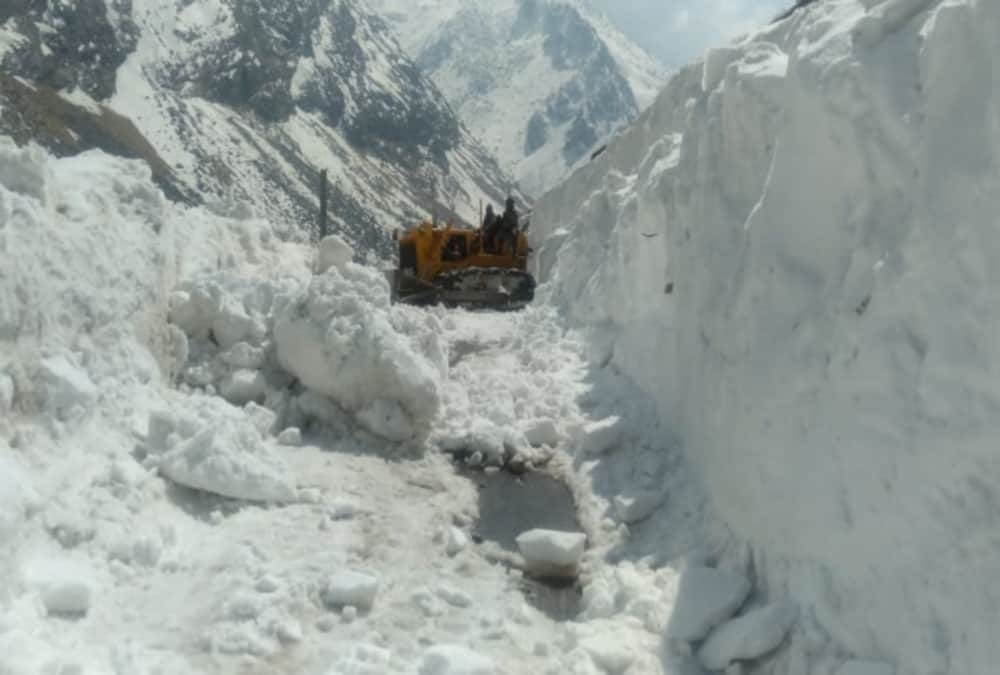 Uttarakhand Weather News: BRO Team Removing Snow From India China Border Photos