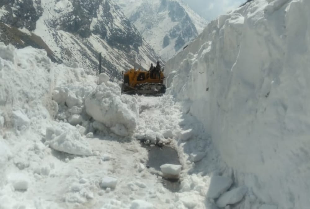 Uttarakhand Weather News: BRO Team Removing Snow from Mana pass on china border photos