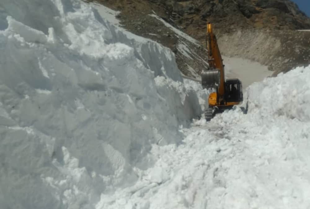 Uttarakhand Weather News: BRO Team Removing Snow From India China Border Photos