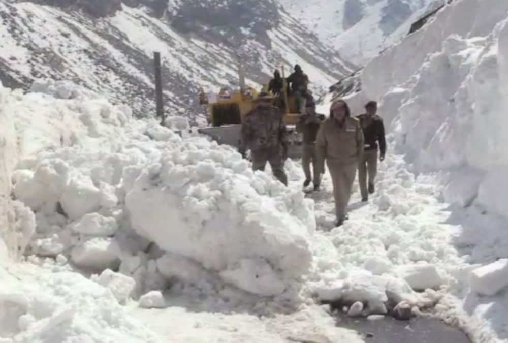 Uttarakhand Weather News: BRO Team Removing Snow From India China Border Photos