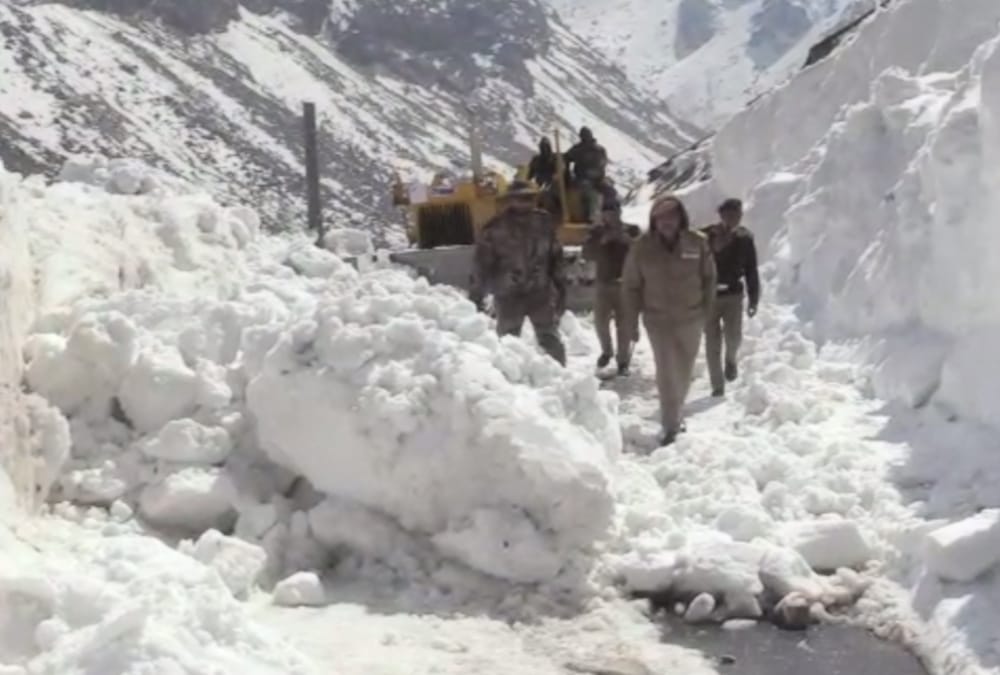 Uttarakhand Weather News: BRO Team Removing Snow From India China Border Photos