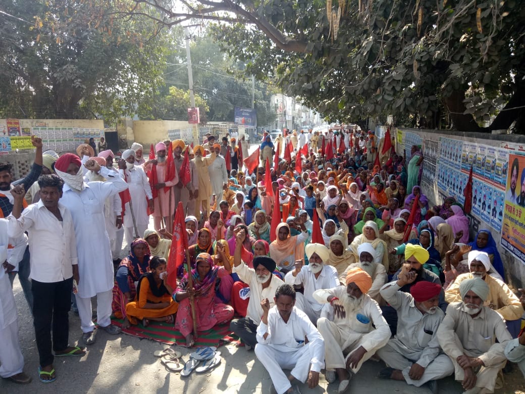 Farm laborers protest at Powercom office, Muktsar