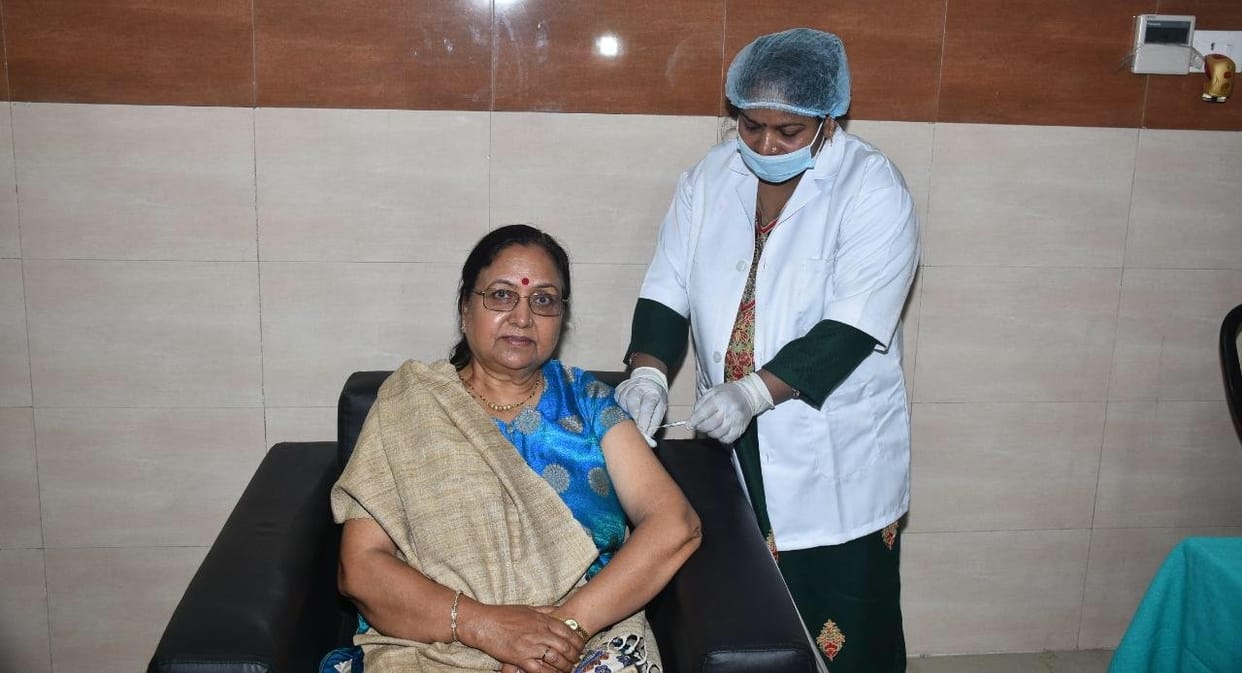 Corona Vaccination in Uttarakhand: governor baby rani maurya receives first dose of corona vaccine