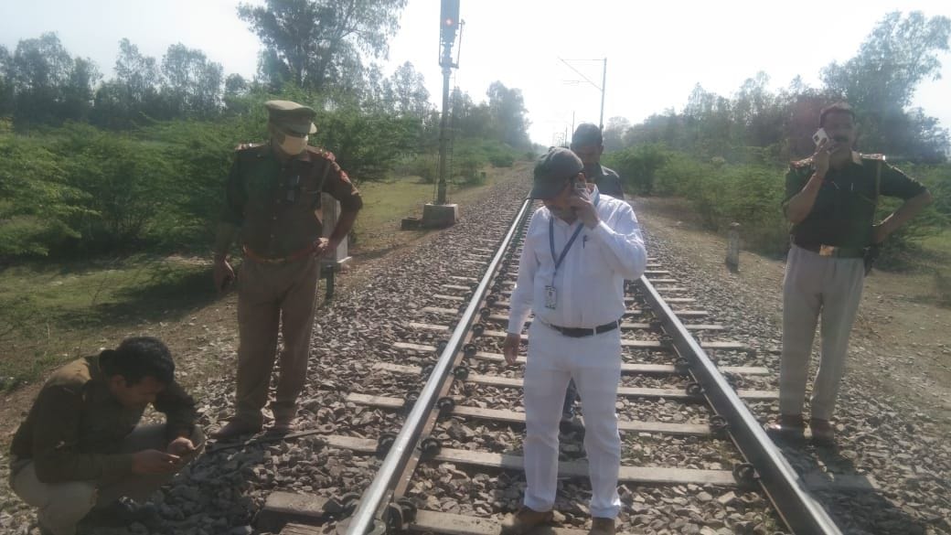 criminals attempted to cut railway track at Manikpur in Kunda are