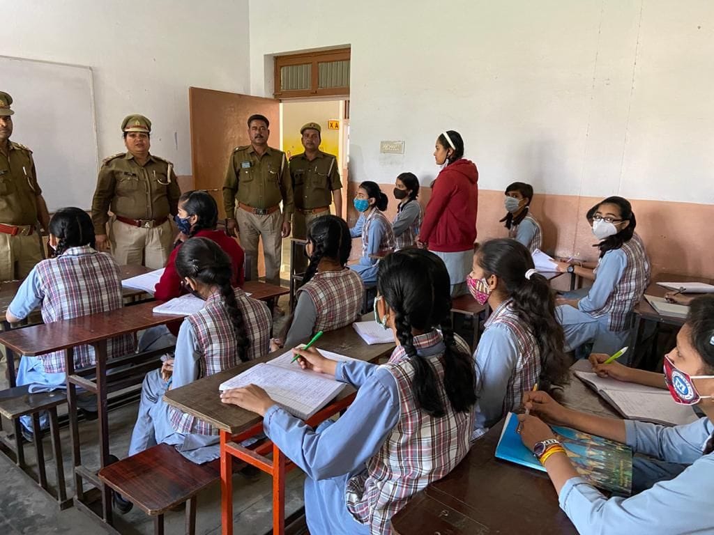 police aware girls and women about helpline number