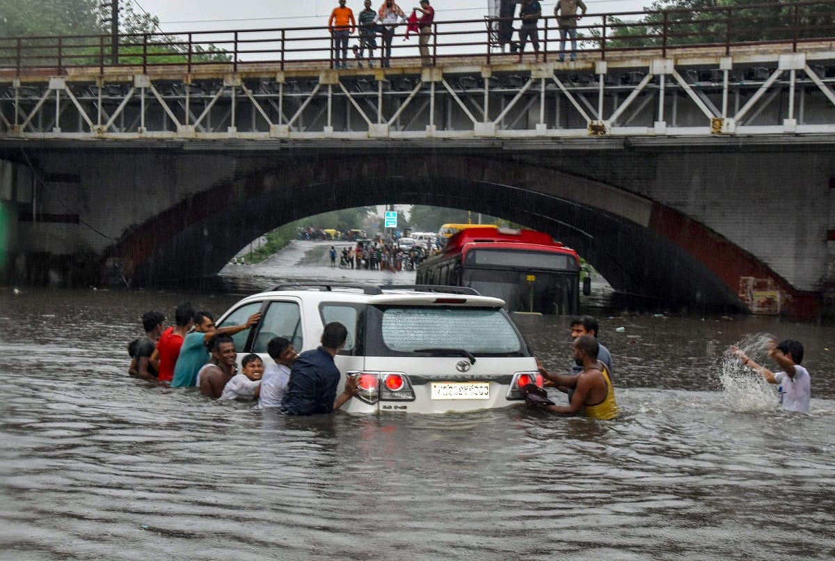 If the car gets stuck in the rain, do not do these four things, car start battery car use engine oil and coola