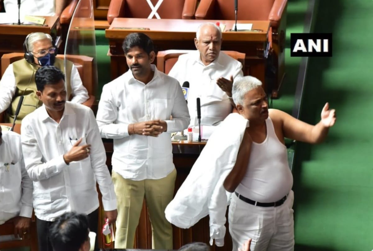 Congress MLA BK Sangameshwara removed his shirt in the Karnataka Assembly suspended for a week