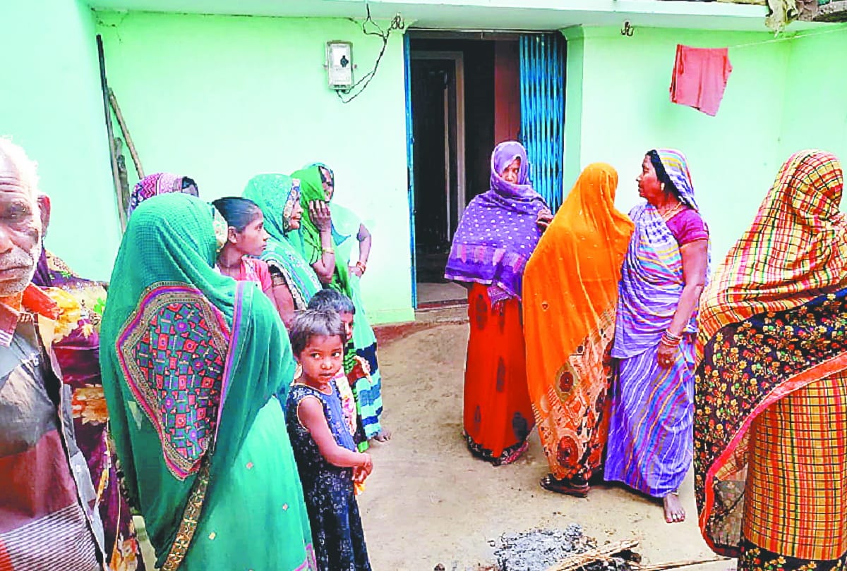 Mother commits suicide with three children by eating poison in UP Deoria