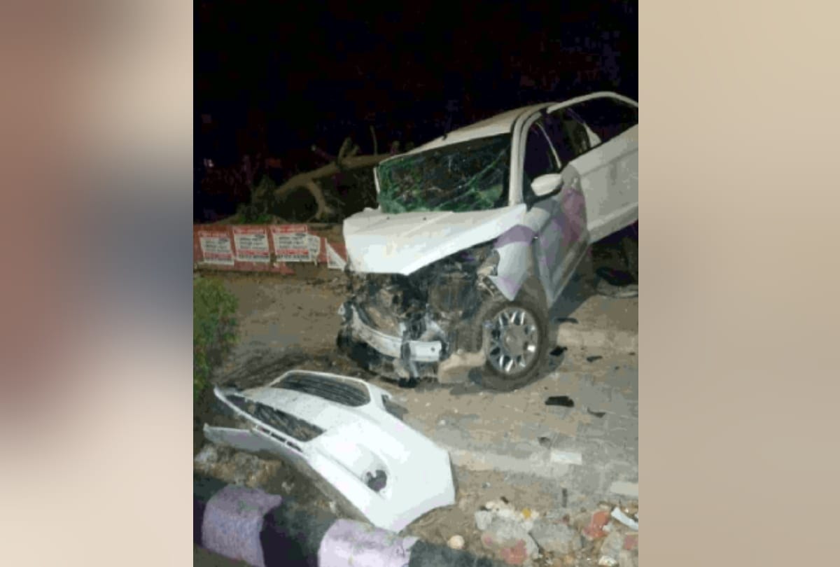 Delhi dwarka mercedes benz and ford figo clash one man dies friend injured