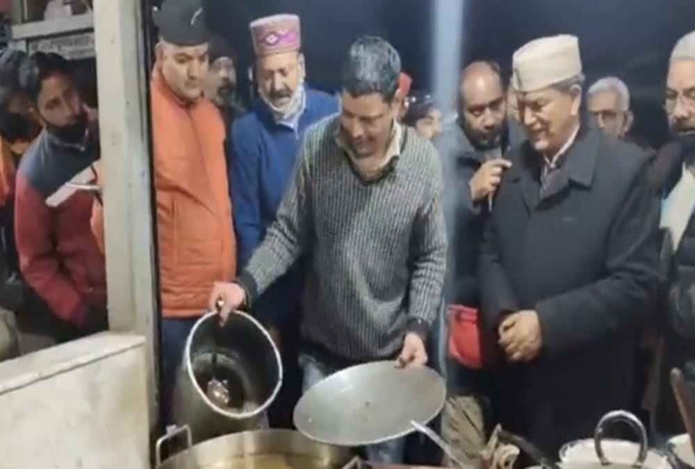 Uttarakhand Former Cm Harish rawat Make Jalebi Sweet in Mussoorie photo