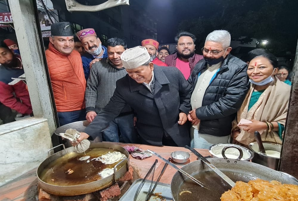 Uttarakhand Former Cm Harish rawat Make Jalebi Sweet in Mussoorie photo