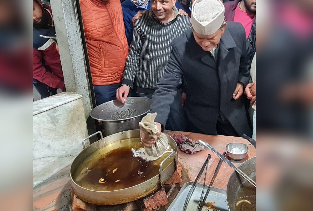 Uttarakhand Former Cm Harish rawat Make Jalebi Sweet in Mussoorie photo