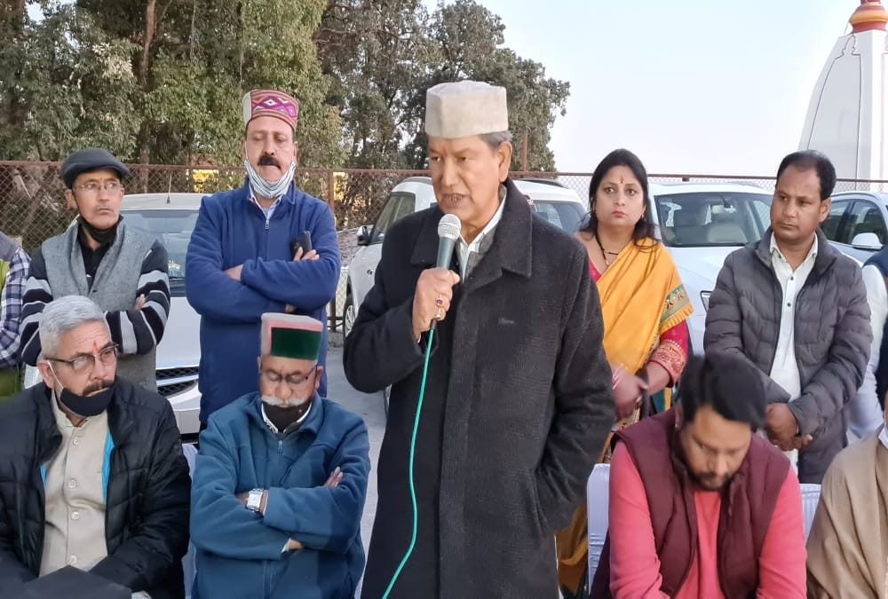 Uttarakhand Former Cm Harish rawat Make Jalebi Sweet in Mussoorie photo