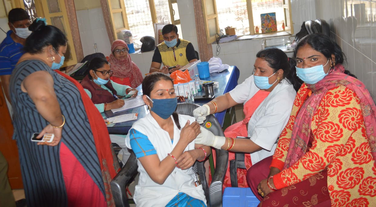 Hathras: Corona vaccine applied at 10 centers on 1347