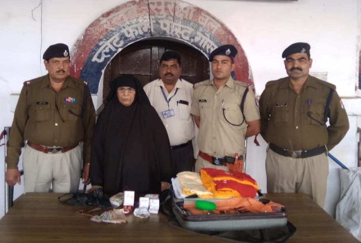 Gorakhpur RPF returning missing female passenger suitcase in train