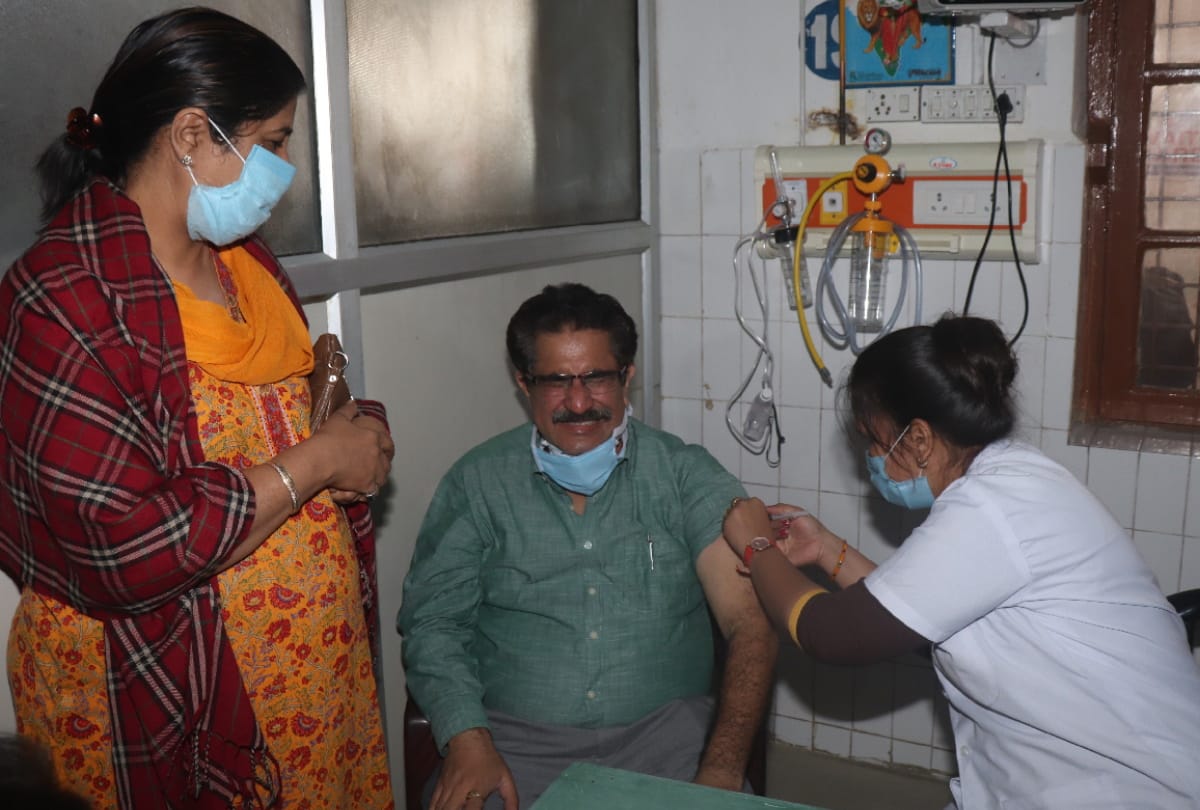 corona vaccinated at 32 booths in Gorakhpur