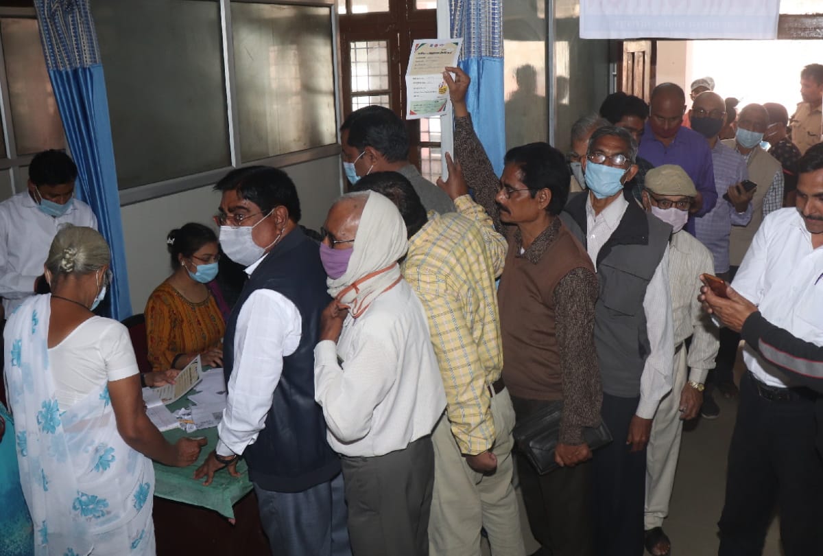 corona vaccinated at 32 booths in Gorakhpur