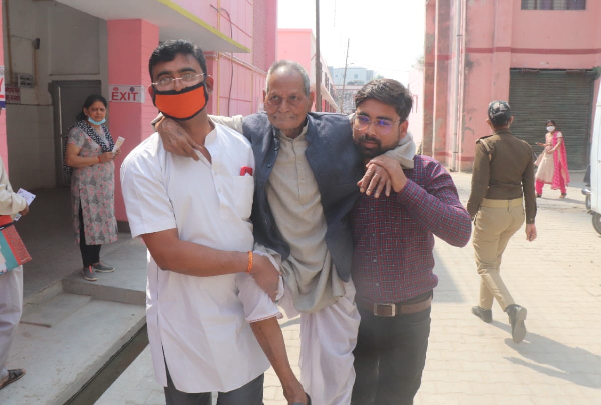 corona vaccinated at 32 booths in Gorakhpur