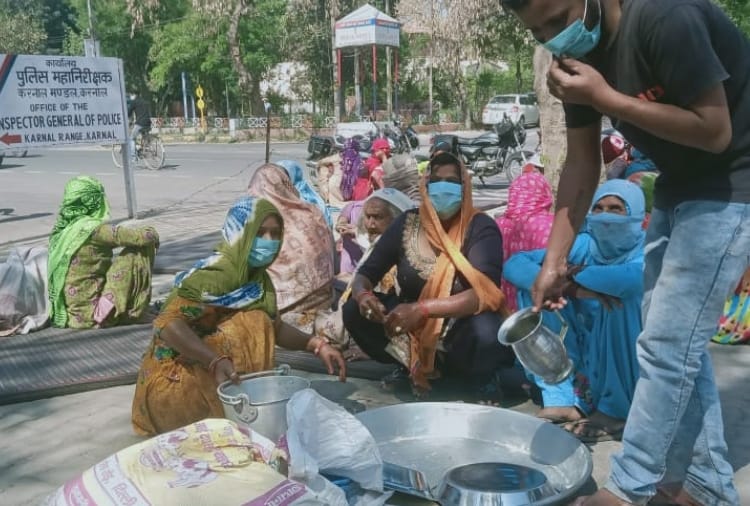 Protest with utensils and clothes outside IG office at Karnal of Haryana