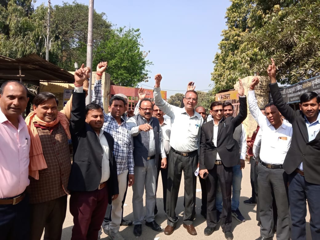 Advocates protested by blocking the Tehsil Gate