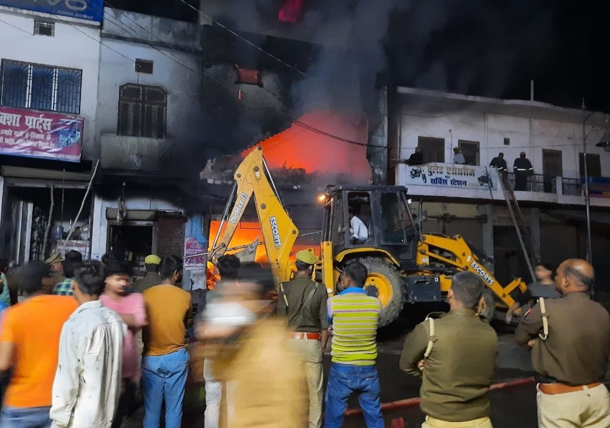 Heavy fire in auto parts shop, loss of four million