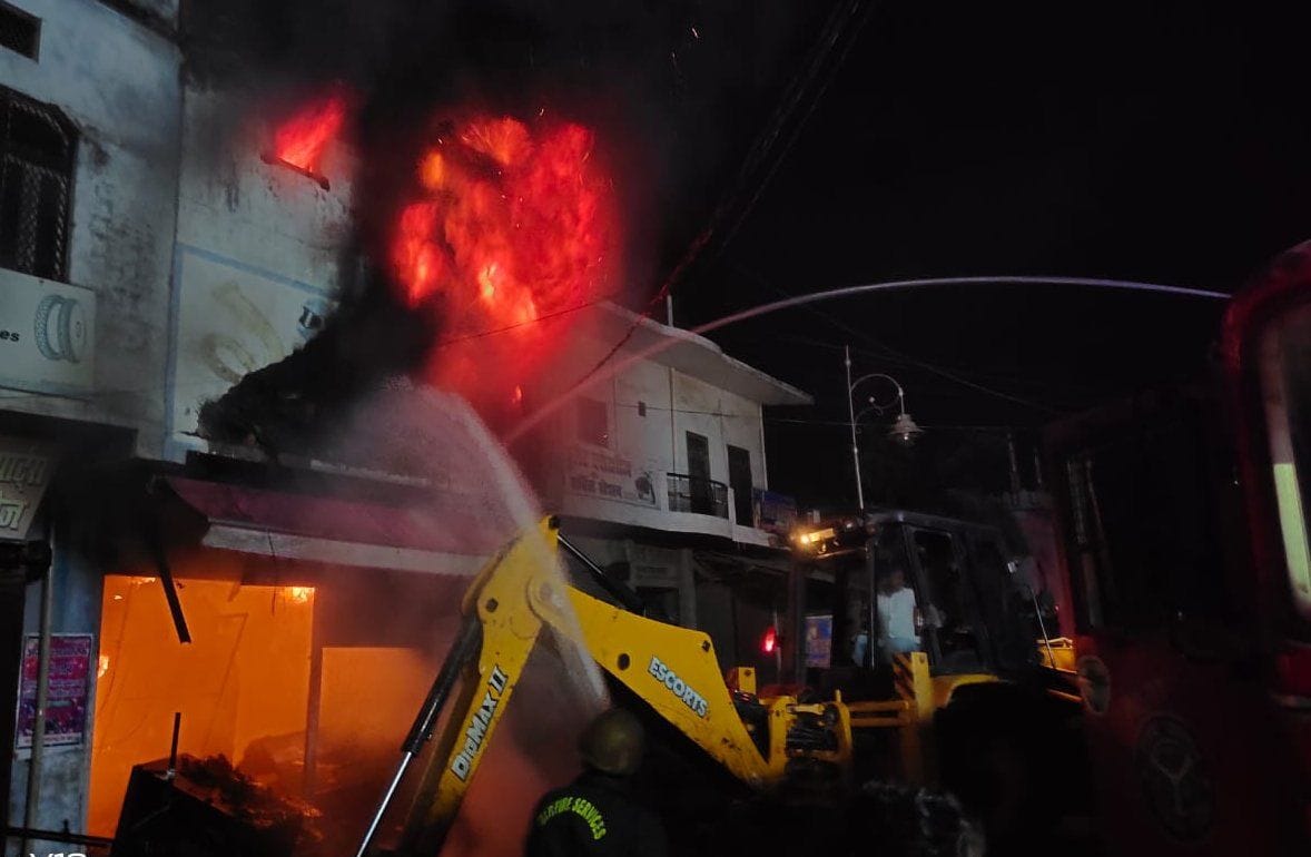 Seeing the flames, the breath was stuck, the wall dropped from JCB