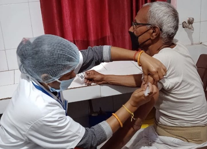 vaccination,FATEPUR NEWS,corona,old age,first dose