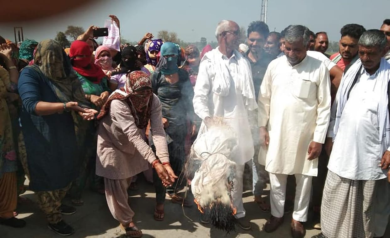 Farmers burnt the effigy of MLA Ramnivas Surjakheda on the occasion of birthday
