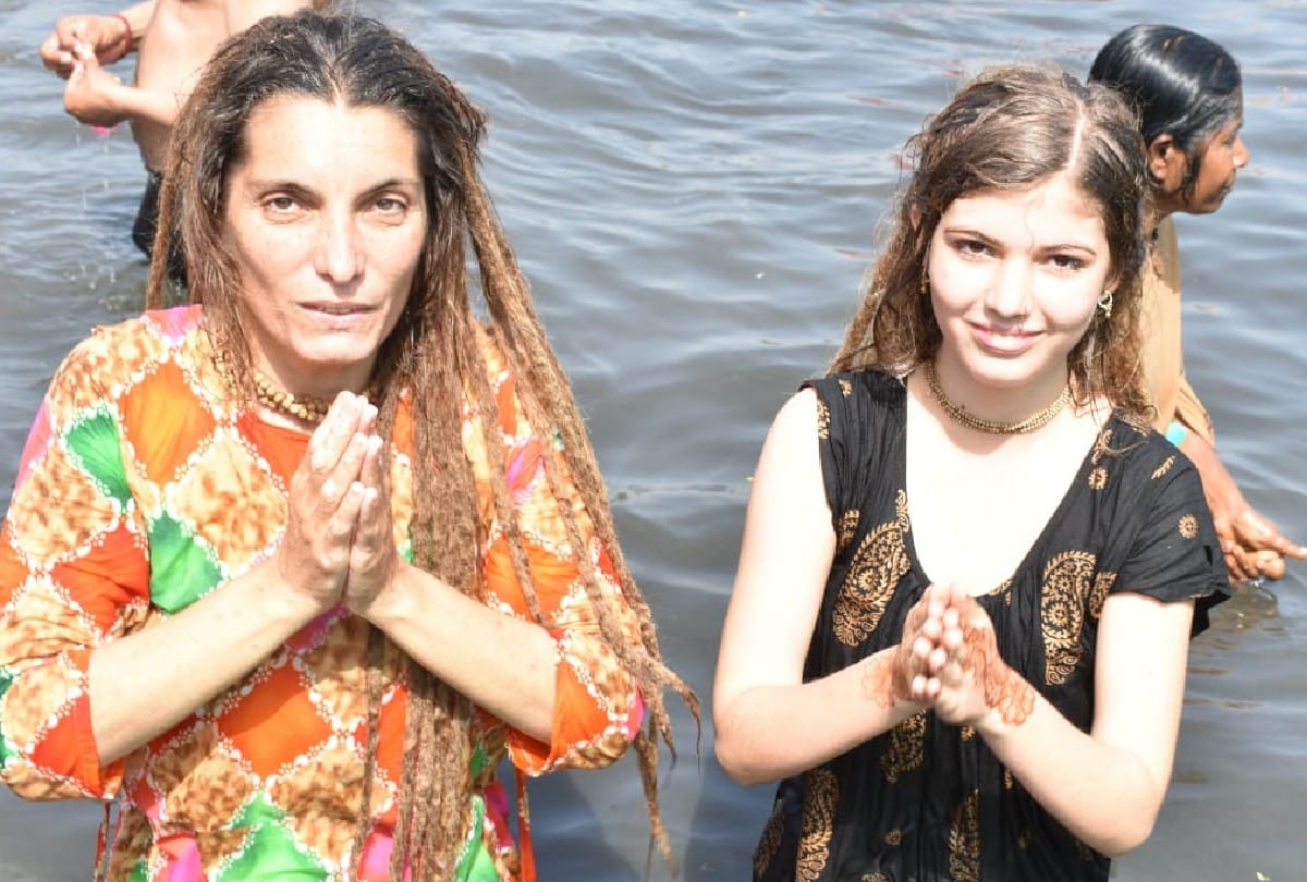 Argentinian mother daughter performs worship lord krishna in vrindavan