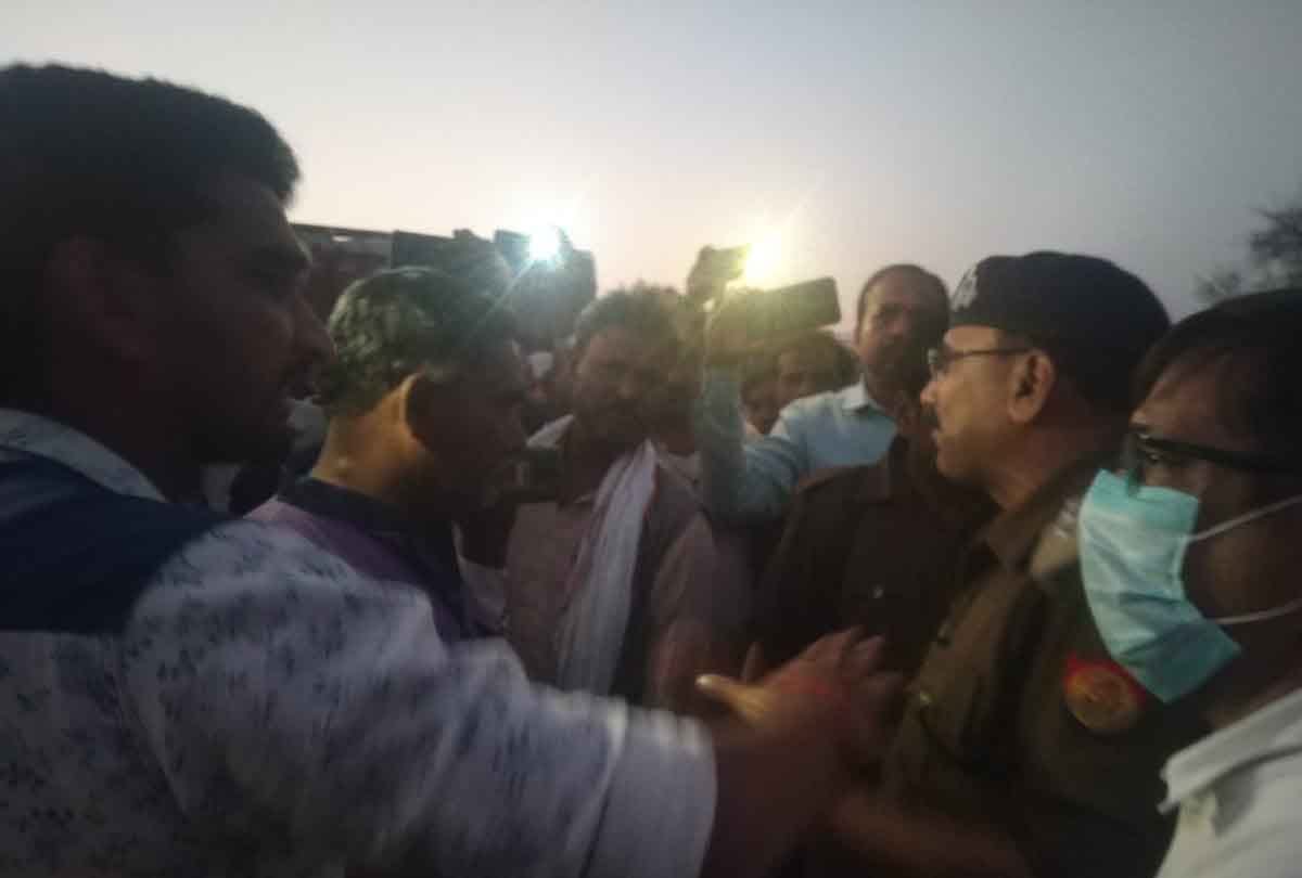 UP: Three labourer buried due to sand mining in Banda