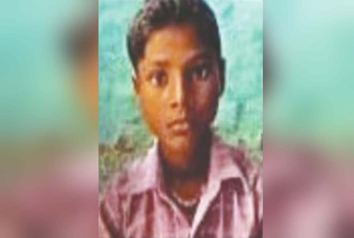 four young man Air filled minor boy stomach from vacuum cleaner in pilibhit