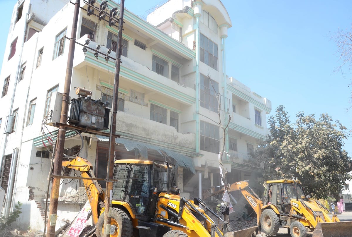 Bahubali MLA Gyanpur Bhadohi Vijay Mishra shopping complex at Allapur is being demolished by PDA