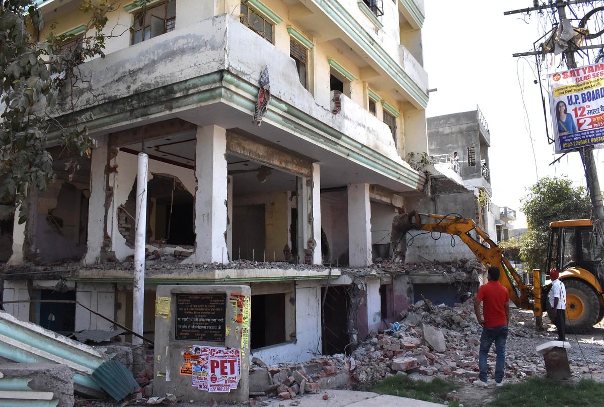 Bahubali MLA Gyanpur Bhadohi Vijay Mishra shopping complex at Allapur is being demolished by PDA