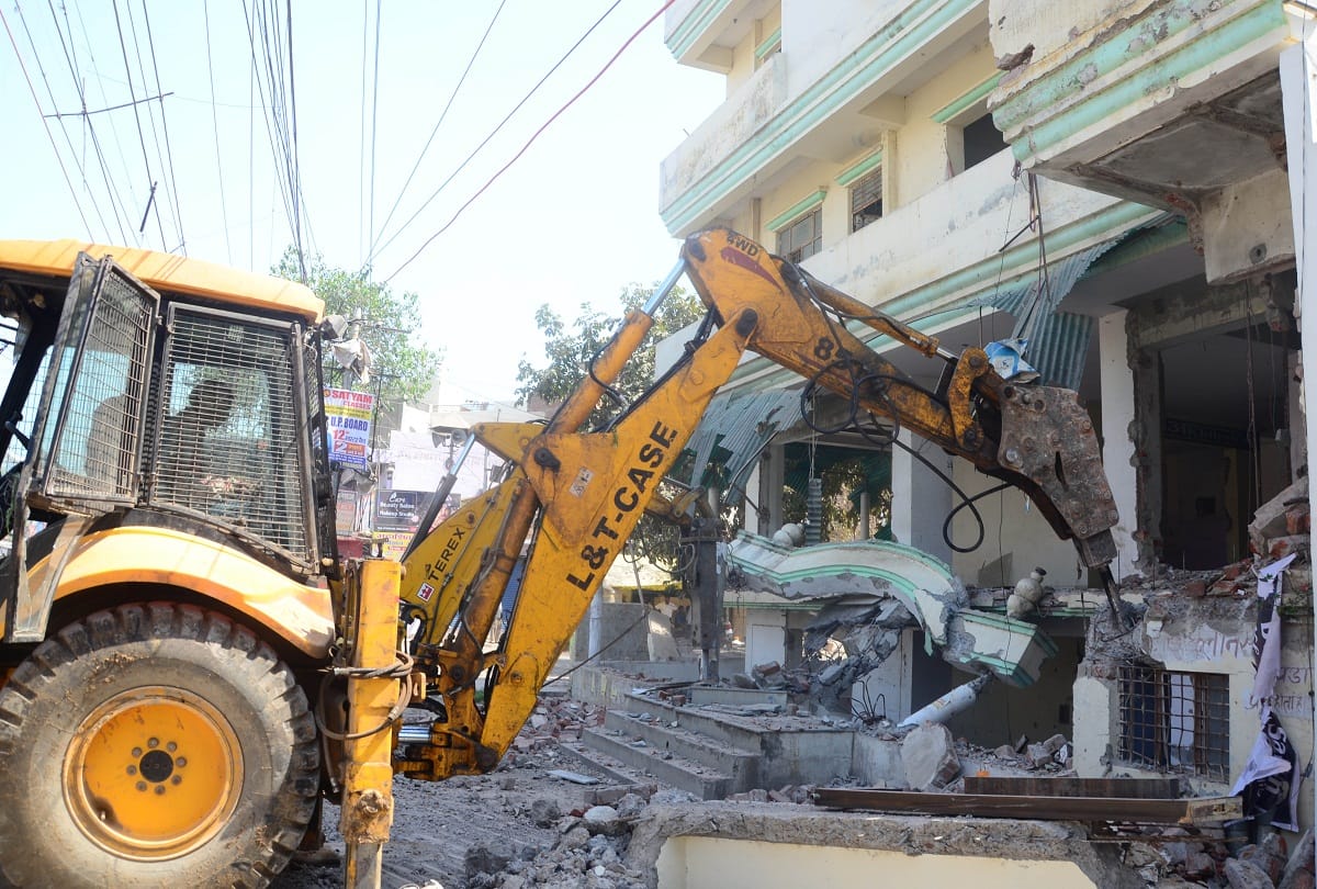 Bahubali MLA Gyanpur Bhadohi Vijay Mishra shopping complex at Allapur is being demolished by PDA