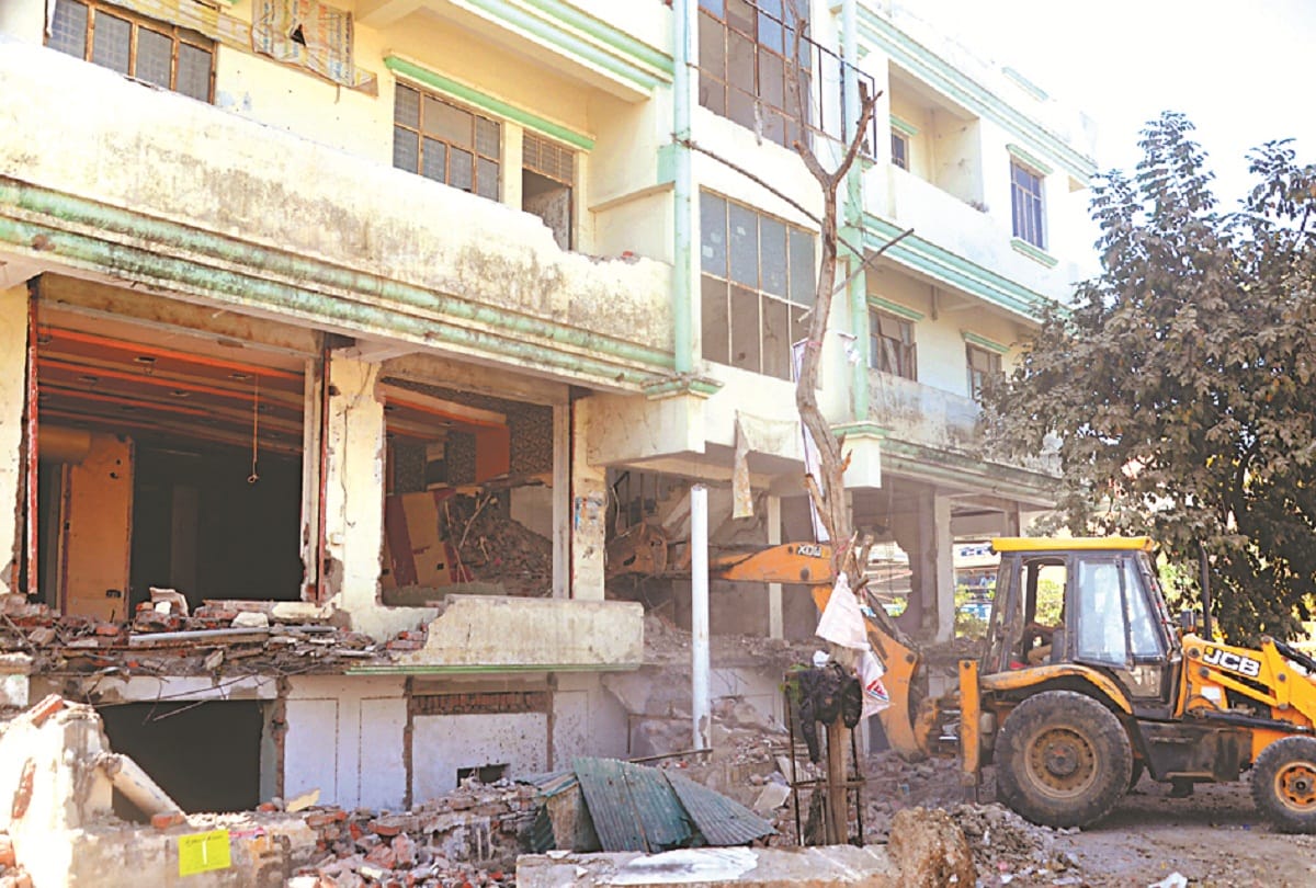 Bahubali MLA Gyanpur Bhadohi Vijay Mishra shopping complex at Allapur is being demolished by PDA