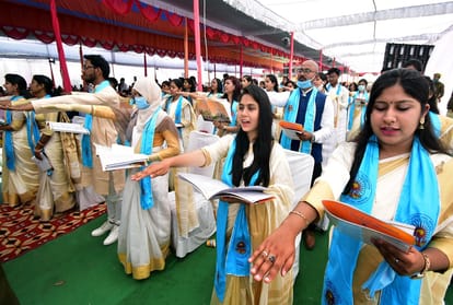 Convocation: Chancellor Gold Medal to Jayati and Anushka