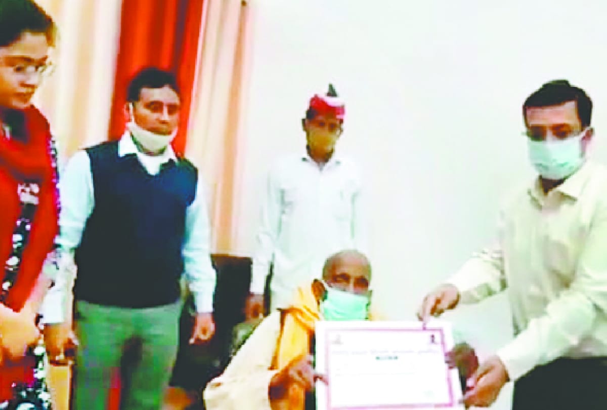 DM's generosity, help to elderly person selling Chena, shawl and presented 11 thousand rupees, sent home by car