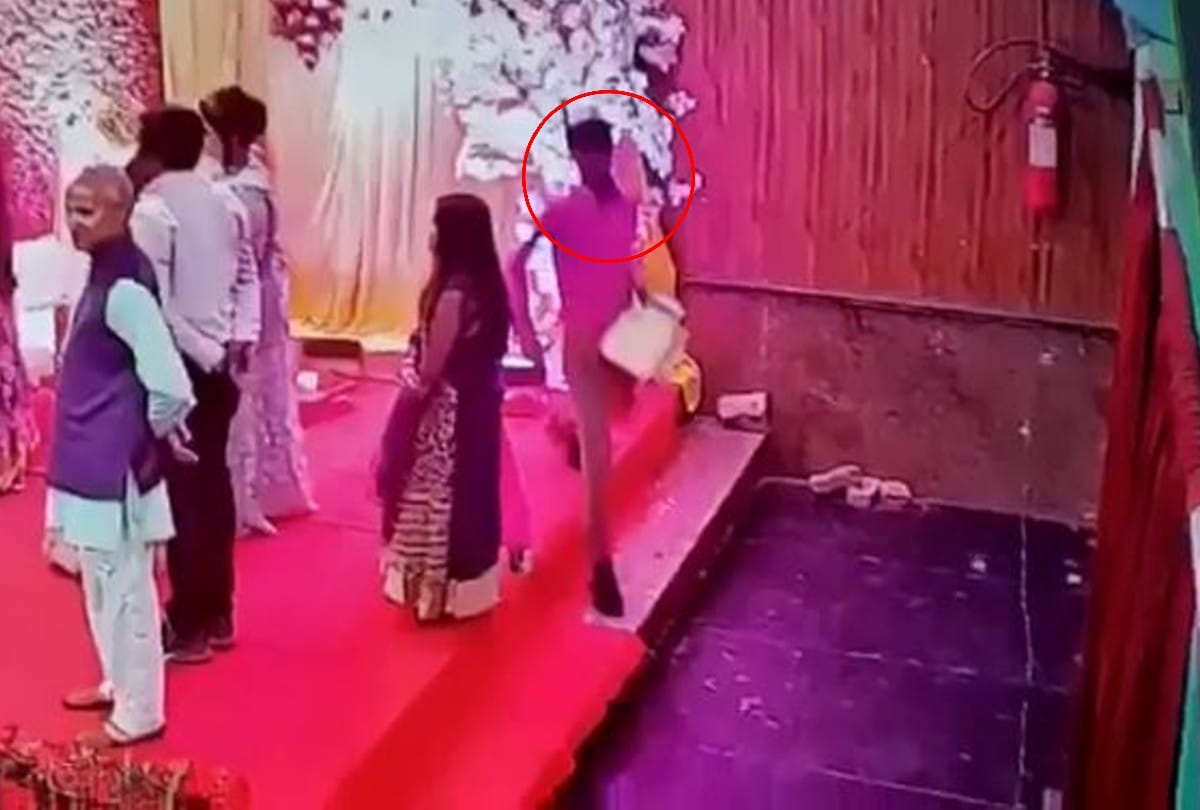 cctv camera caught thief steals purse at marriage home in mainpuri