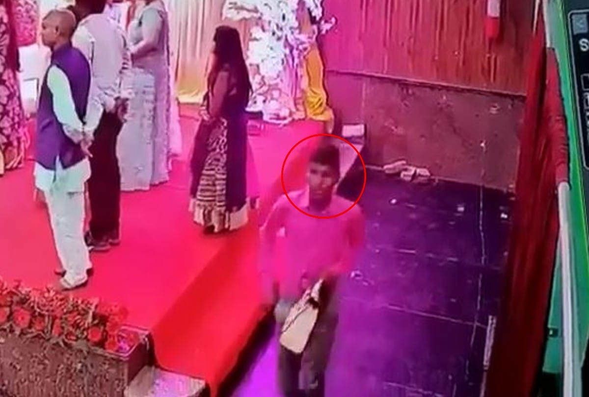 cctv camera caught thief steals purse at marriage home in mainpuri