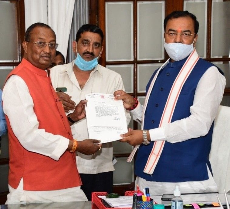 Hathras: The MLA asked the Deputy Chief Minister to install the statue of Lord Parshuram and King Mahendra Pratap