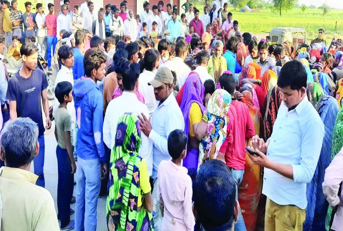 villagers protest after cook dies during treatment in firozabad