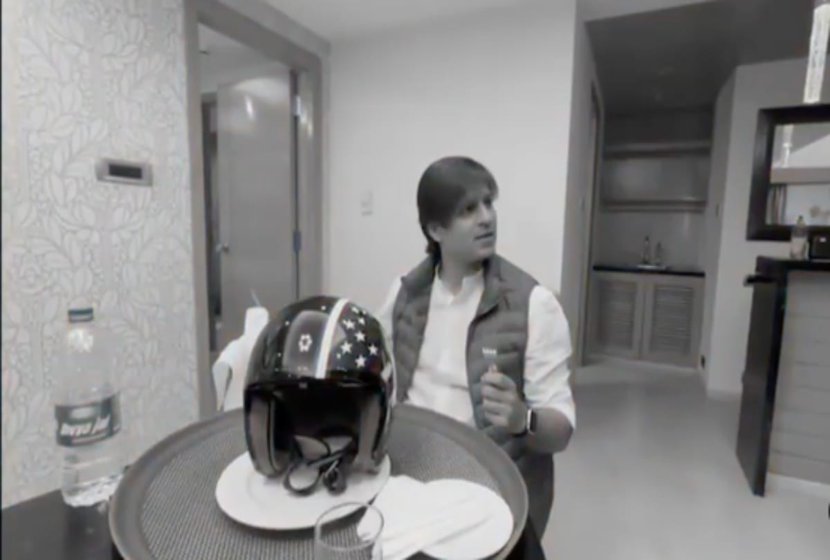 Vivek Oberoi shared his video how a waiter served him helmet instead of omelet after issuing challan by mumbai police