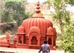 किले में स्थित प्राचीन शिव मंदिर।
