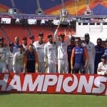 ट्रॉफी के साथ जीत का जश्न मनाती टीम इंडिया